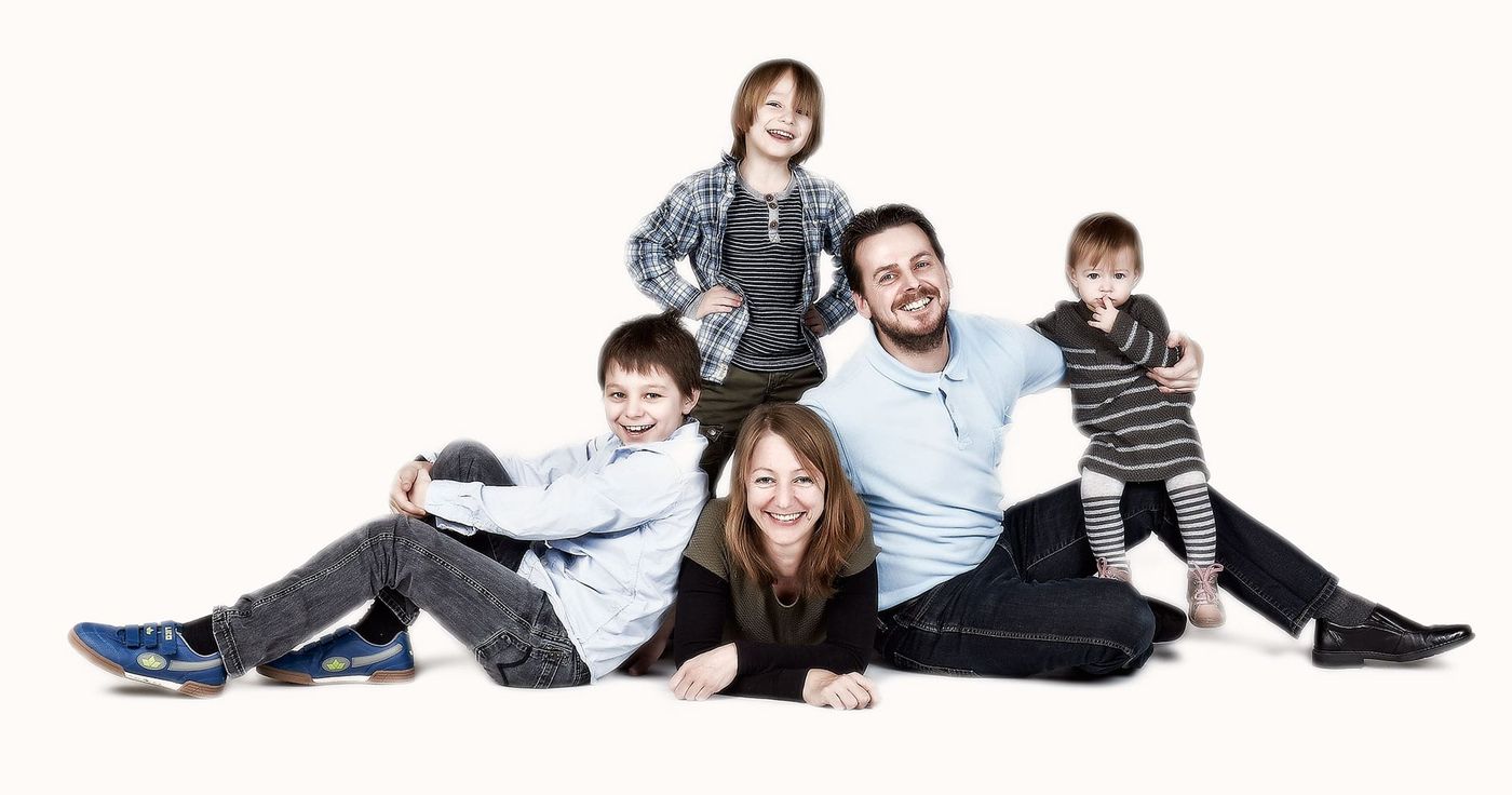 Familie samlet i atelieret