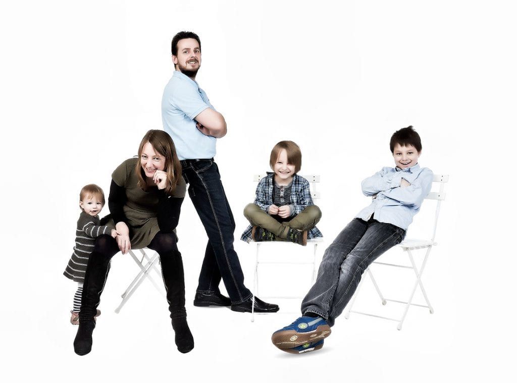 Familie med stole i hvidt atelier