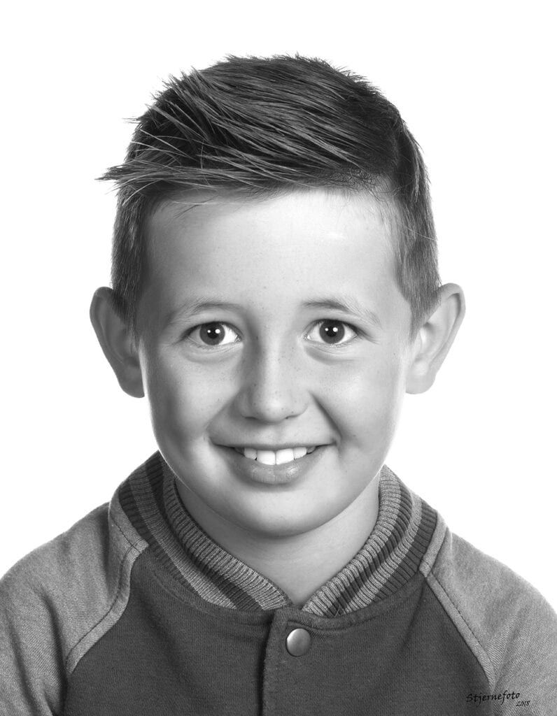 Skolefoto af smilende dreng i sort-hvid