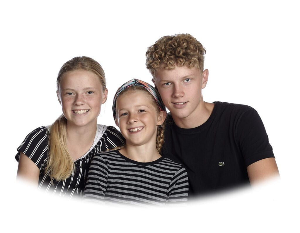 Tre søskende på skolefoto